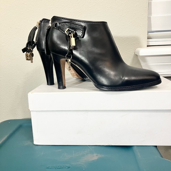 D&G Black Leather Heeled Ankle Boots with Gold Charms Lock & Keys All Original - Picture 2 of 11